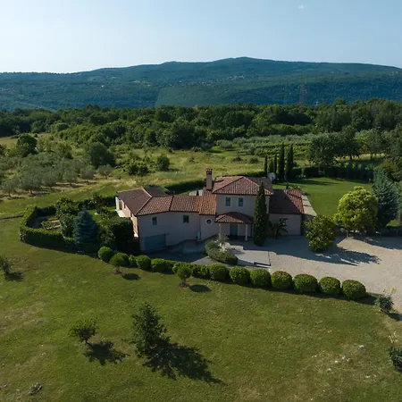 In Zartinj - Luxury Privacy Heated Pool With Auto Cover
