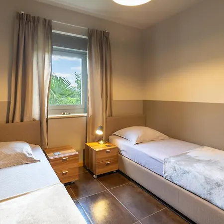 In Zartinj - Luxury Privacy Heated Pool With Auto Cover Vikendica
