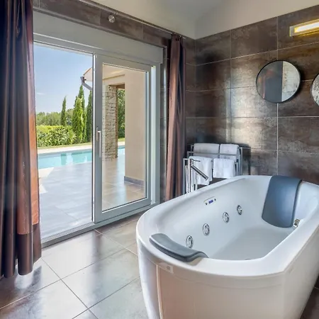 In Zartinj - Luxury Privacy Heated Pool With Auto Cover
