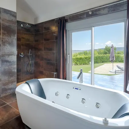 In Zartinj - Luxury Privacy Heated Pool With Auto Cover *